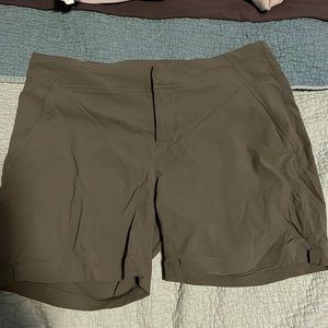 Columbia Omni-Shield Advanced Repellency green mid-length shorts women's 6